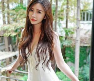 《被驯服的女职员,湿漉漉的下身》